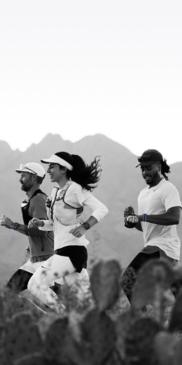 Mehrere Personen joggen in der Wüste und tracken ihre Workouts auf der Apple Watch Ultra 3