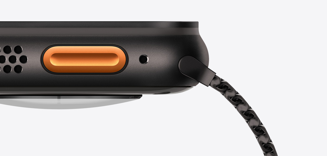 Apple Watch Ultra 3, Titangehäuse, Farbe Schwarz, linke Seitenansicht, Lautsprecher/Lüftungsöffnung, Actiontaste, Mikrofon