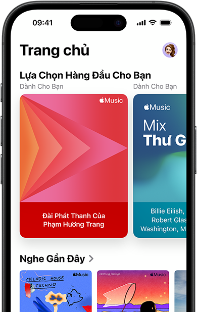 Màn hình tab Trang Chủ của Apple Music trên iPhone, vòng xoay Lựa Chọn Hàng Đầu Dành Cho Bạn hiển thị các đài phát và playlist được cá nhân hóa của Jenny Court