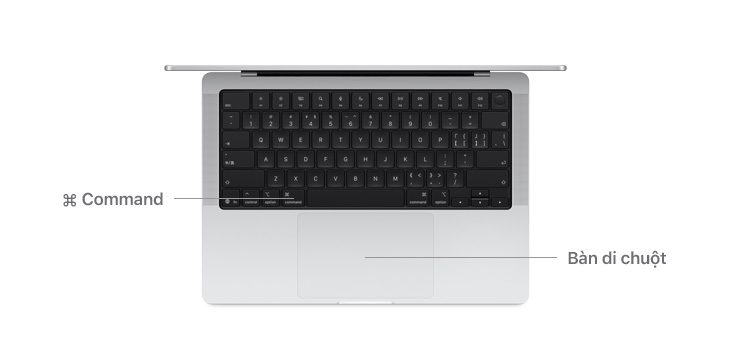 Góc nhìn từ trên bàn của phím Command và bàn di chuột trên MacBook Air M4.